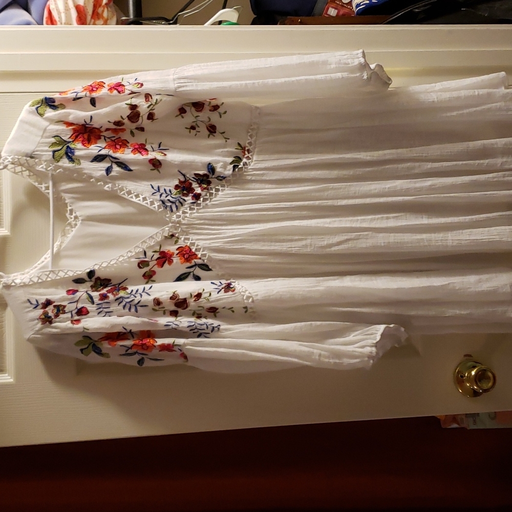 Rebellion long sleeve short dress, size 2X, white.Orange, red,green, embroidery